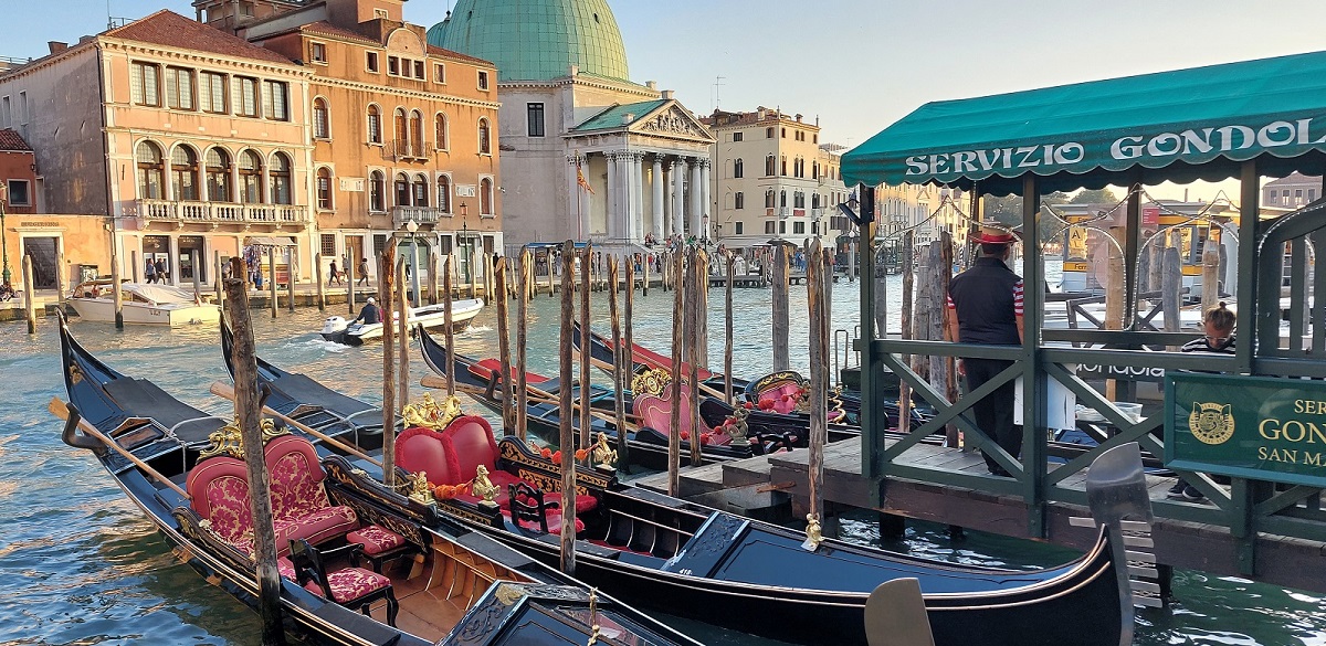 Private Venice Walking Tour with Gondola Ride